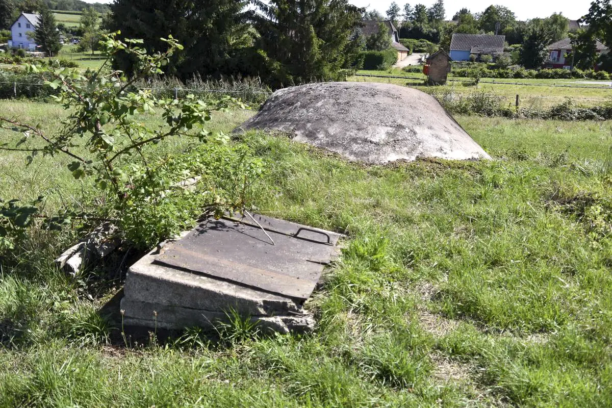 Ligne Maginot - VALDIEU-LUTRAN 1 - (Blockhaus pour arme infanterie) - L'entrée en puits fermée par sa trappe (verrouillée).