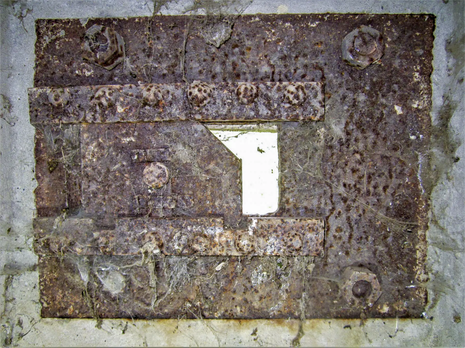 Ligne Maginot - VERRERIES (DES) - (Blockhaus pour arme infanterie) - Créneau FM Ouest
Détail de la plaque d'embrasure et du volet