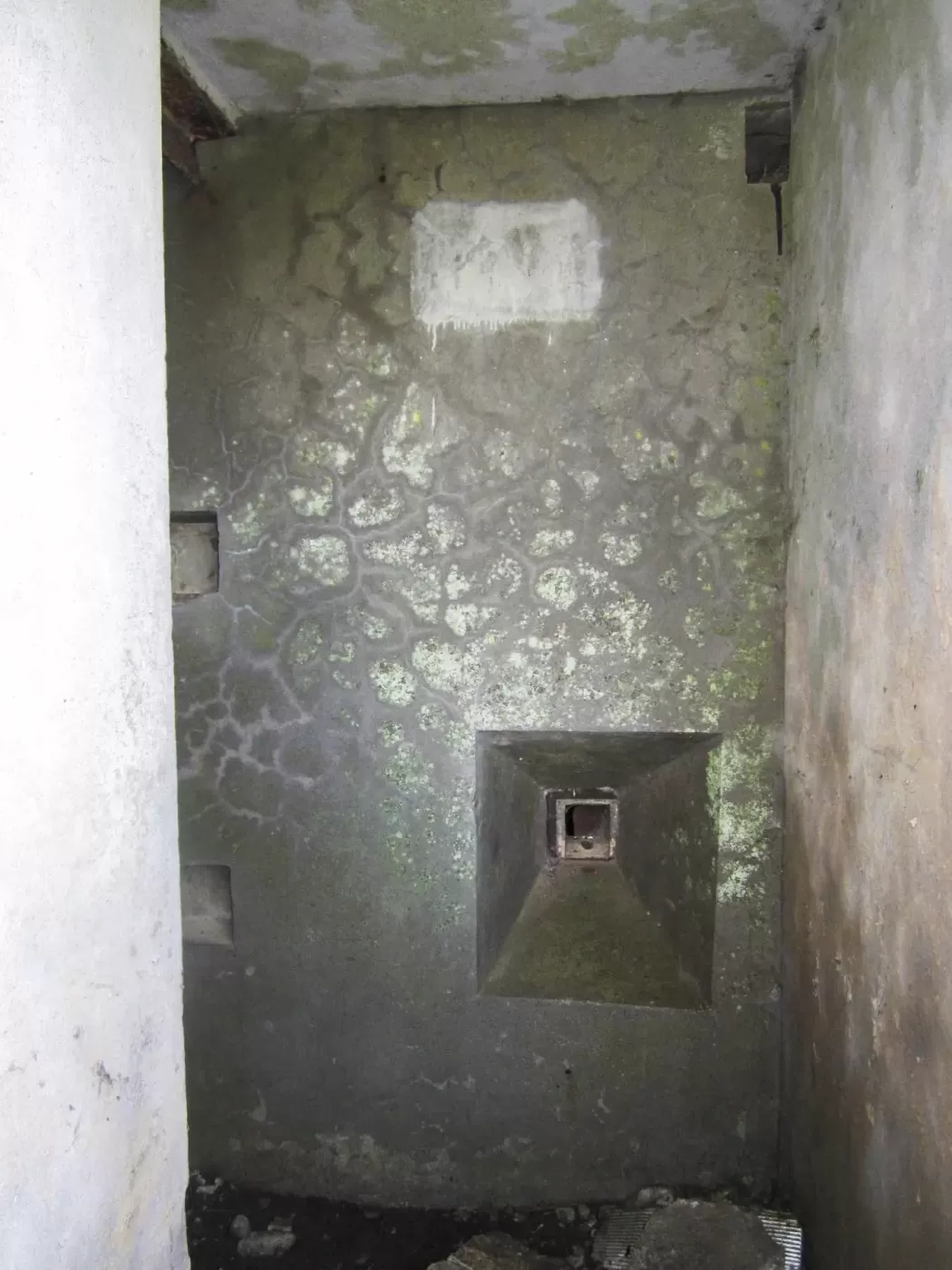 Ligne Maginot - VERRERIES (DES) - (Blockhaus pour arme infanterie) - L'entrée et son créneau de défense rapprochée