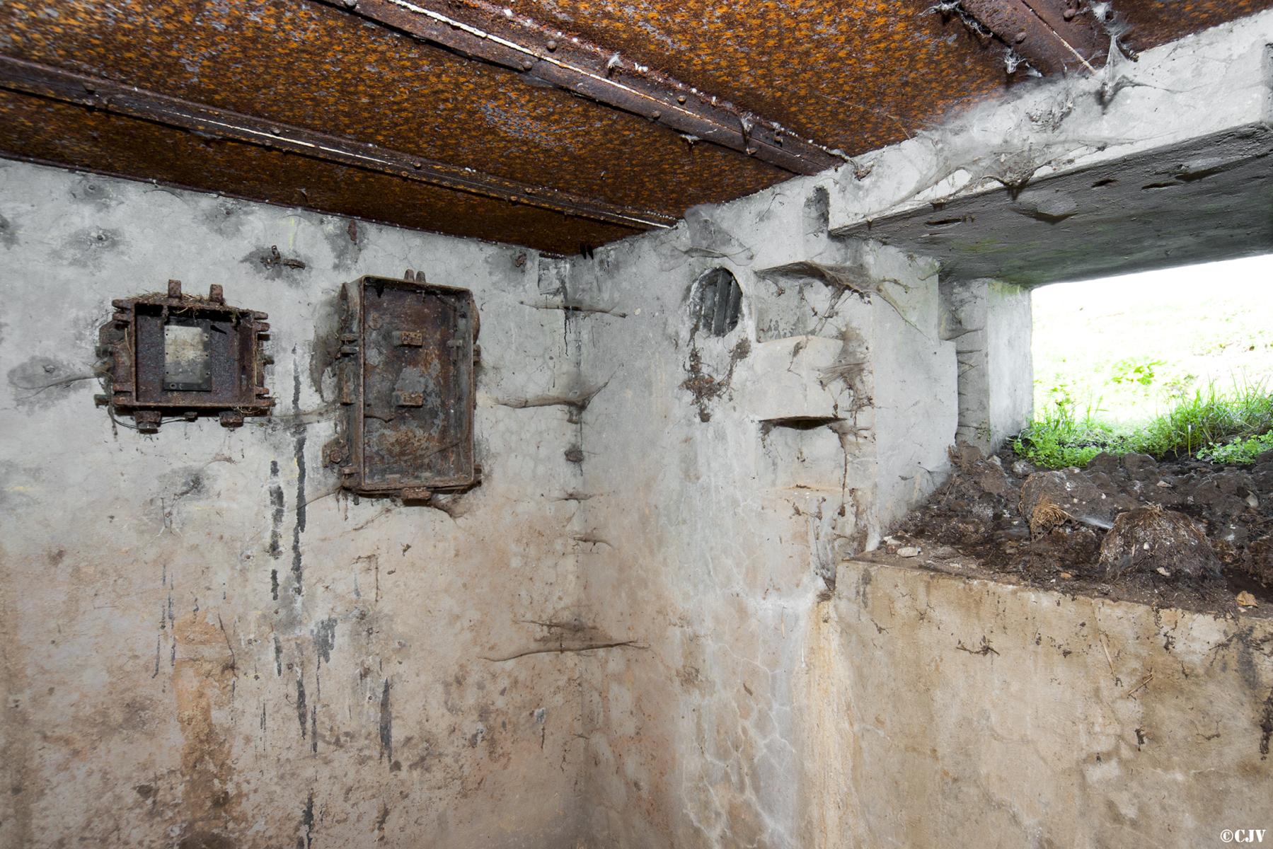 Ligne Maginot - VERRERIES (DES) - (Blockhaus pour arme infanterie) - Pièce centrale avec issue de secours
Au mur les vestiges du répartiteur type 2 et d'un boitier de raccordement