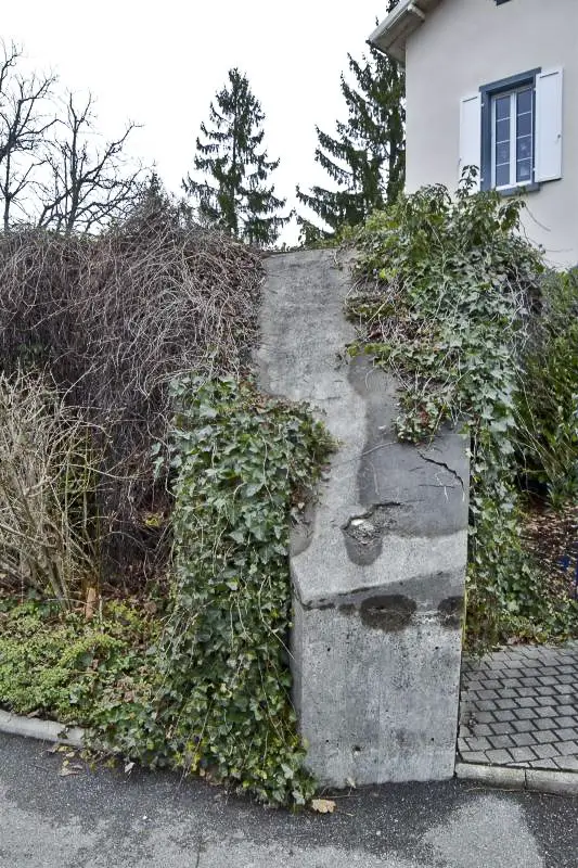 Ligne Maginot - D645 - EGLISE DE BOURGFELDEN - (Blockhaus pour arme infanterie) - Façade Sud-ouest
Le créneau de tir, masqué et muré, est à droite de l'avancée.