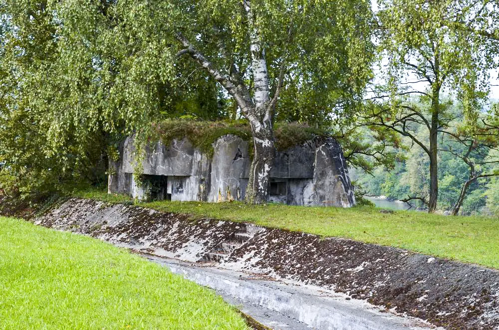 Ligne Maginot - G66 - BARRAGE DE KEMBS 1 - (Blockhaus pour arme infanterie) - Vue sur l'entrée et le créneau de tir. Au premier plan le canal d'évacuation des grilles de la centrale Hydro-électrique et au fond le canal d'Alsace