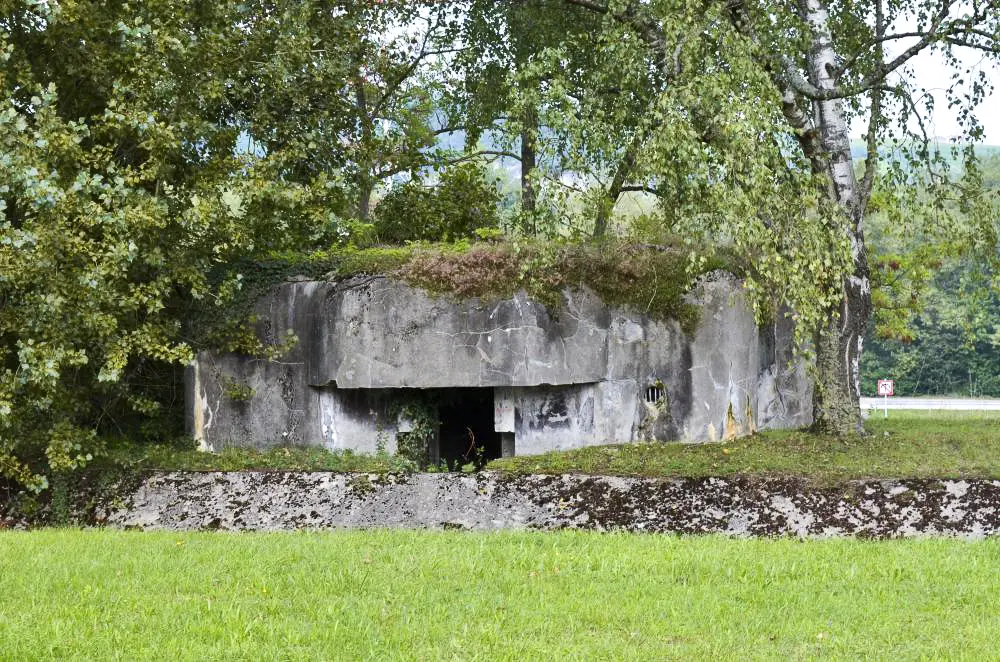 Ligne Maginot - G66 - BARRAGE DE KEMBS 1 - (Blockhaus pour arme infanterie) - Vue arrière sur l'entrée avec au fond en contre bas le canal d'Alsace