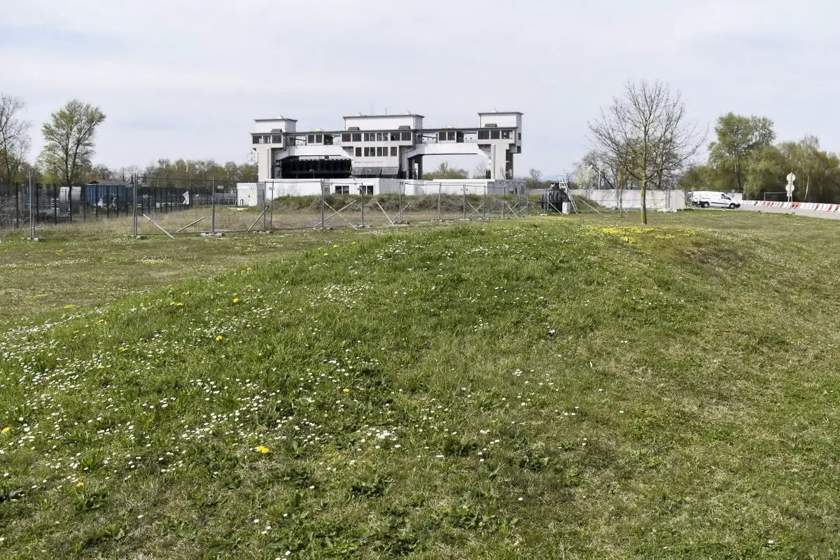 Ligne Maginot - G68 - BARRAGE DE KEMBS EST - (Blockhaus pour arme infanterie) - Talus sous lequel se trouve les restes de l'abri