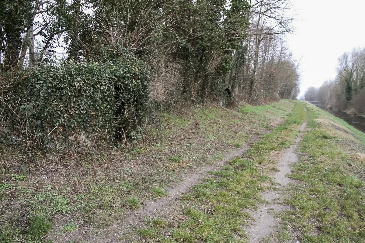 Ligne Maginot - G76 - VILLAGE-NEUF BERGE 8 - (Blockhaus pour arme infanterie) - Au dessus du canal de décharge, un petit abri puis la sortie de la galerie
