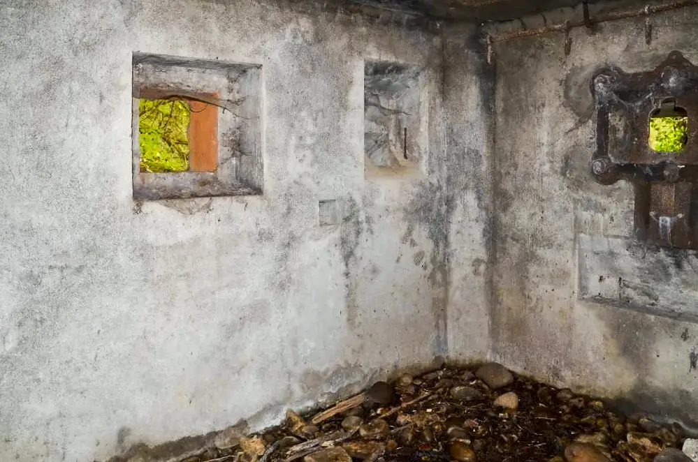 Ligne Maginot - HABERHAEUSER 2 - (Blockhaus pour arme infanterie) - Chambre de tir, comprenant une plaque de blindage particulière pour mitrailleuse. A gauche le créneau aveugle de la goulotte lance grenade et le créneau de défense rapproché. Entre les deux la goulotte d’évacuation des douilles
