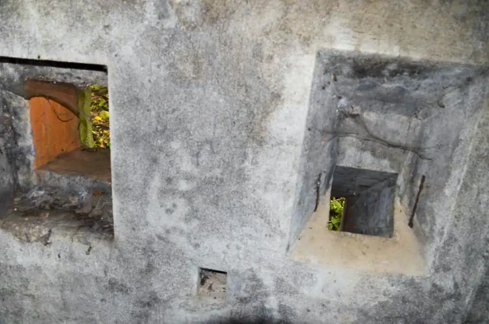 Ligne Maginot - HABERHAEUSER 2 - (Blockhaus pour arme infanterie) - Détaille de la goulotte lance grenade et du créneau de défense raprochée et sa goulotte à douilles