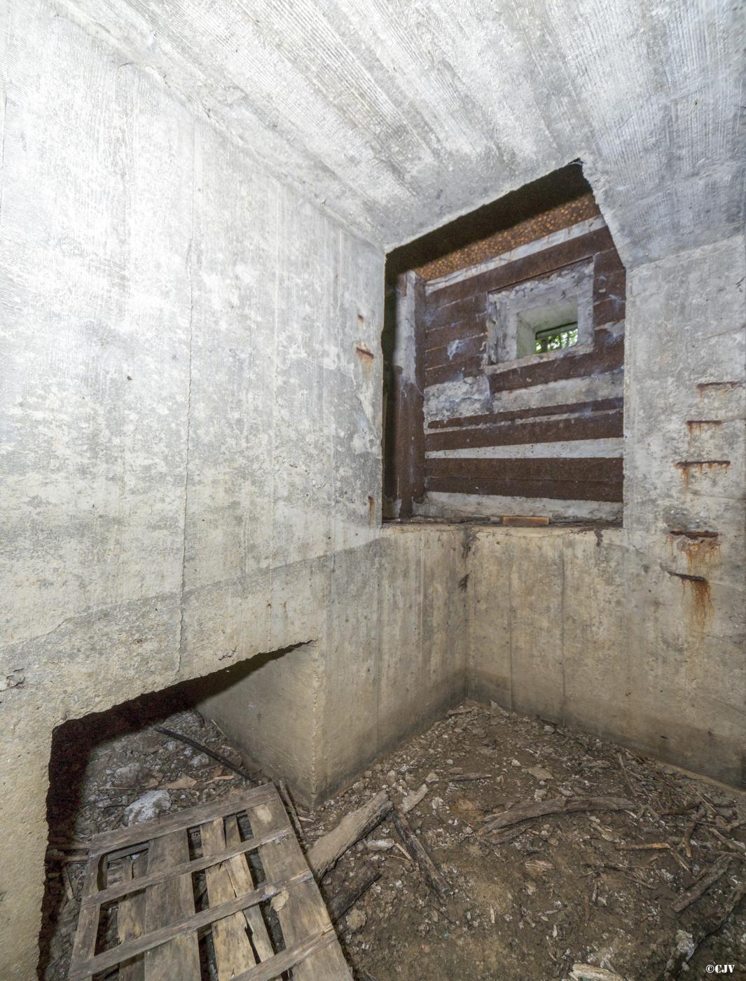 Ligne Maginot - HASELBERG - (Blockhaus pour arme infanterie) - Estrade de la chambre de tir pour FM, avec à gauche la sortie de secours