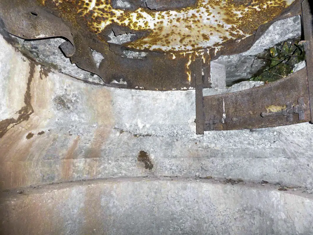 Ligne Maginot - BOIS DE VETRIGNE NORD - (Blockhaus pour arme infanterie) - Intérieur de la coupole.
Remarquer le volet coulissant haut-bas encore muni de son système de blocage.
