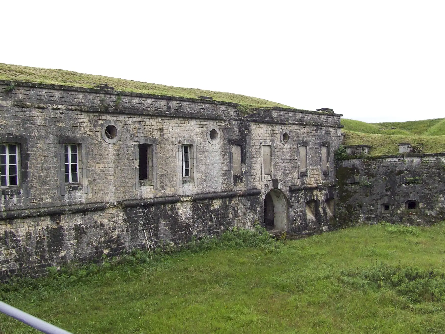 Ligne Maginot - FORT DE BESSONCOURT - (Position d'artillerie préparée) - La partie droite de la caserne de gorge avec l'entrée de guerre en fond de fossé.