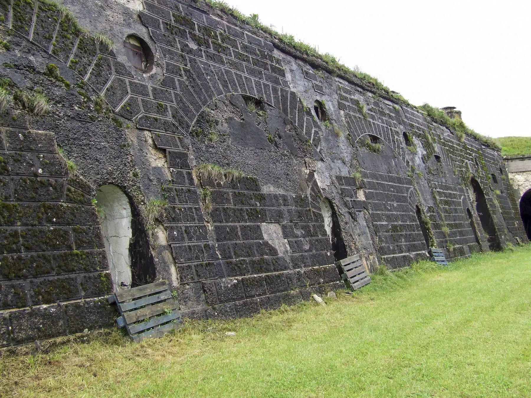 Ligne Maginot - FORT DE BESSONCOURT - (Position d'artillerie préparée) - La façade de la caserne renforcée.