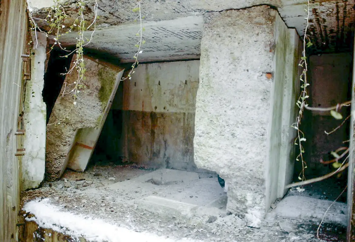 Ligne Maginot - FORT DE ROPPE - (Position d'artillerie préparée) - Le coffre original du Saillant 4 détruit par l'explosion de 1932.