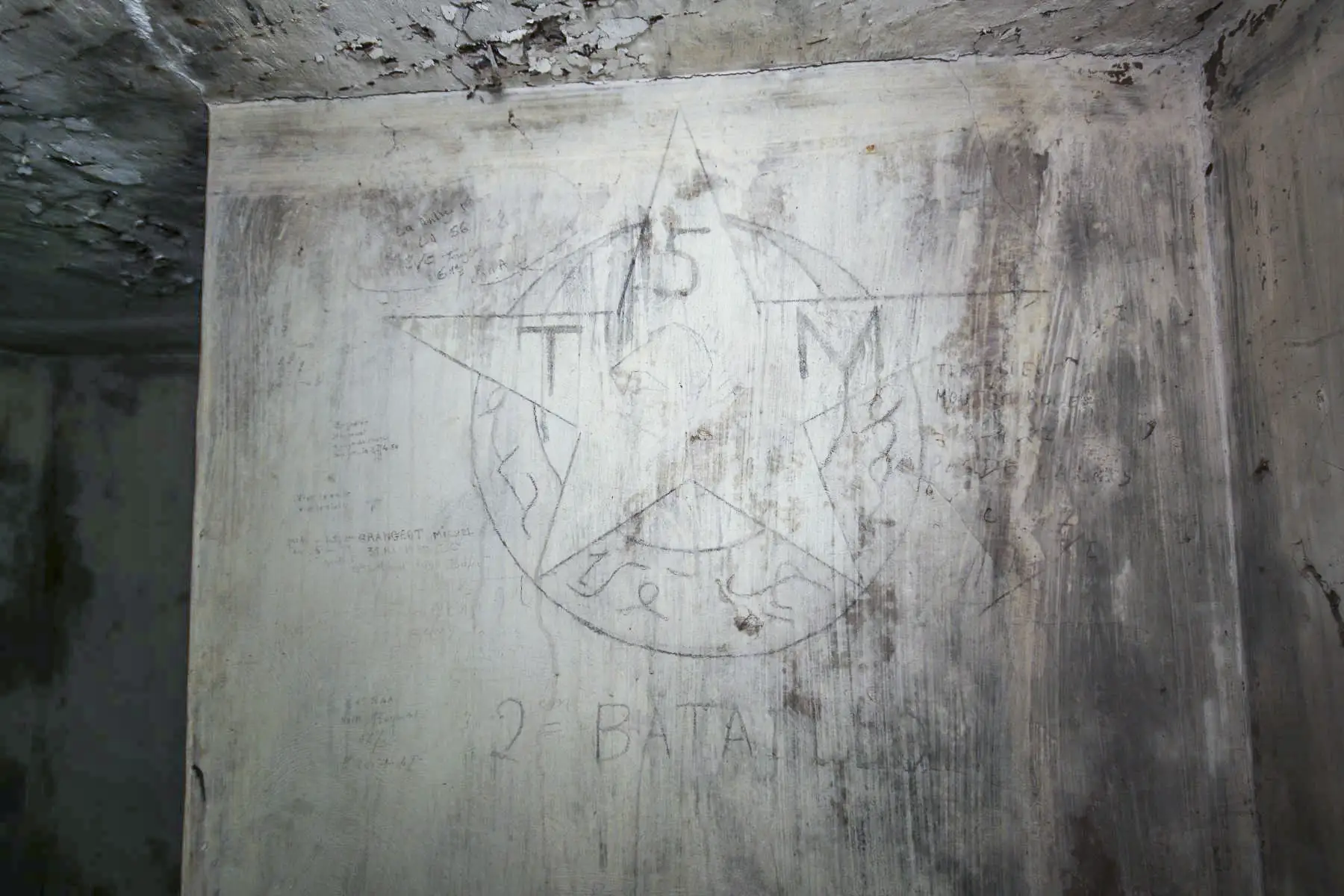 Ligne Maginot - FORT DE VEZELOIS - (Position d'artillerie préparée) - Insigne du 5° RTM (1° DINA), présent sur place en 1940