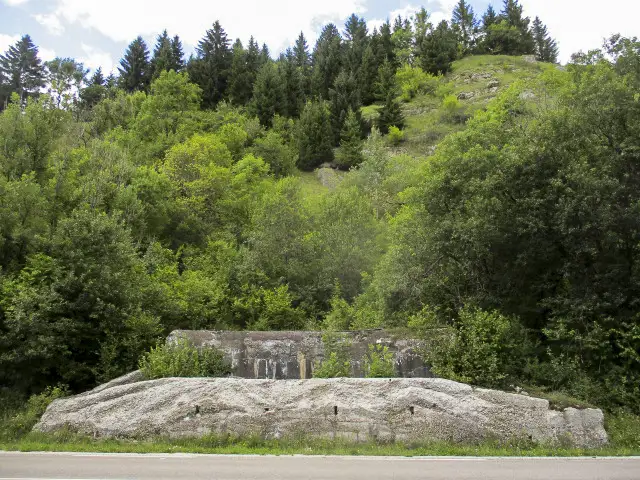 Ligne Maginot - HUETS - (Casemate d'infanterie - Double) - Situé en bordure de la route D 67 B.