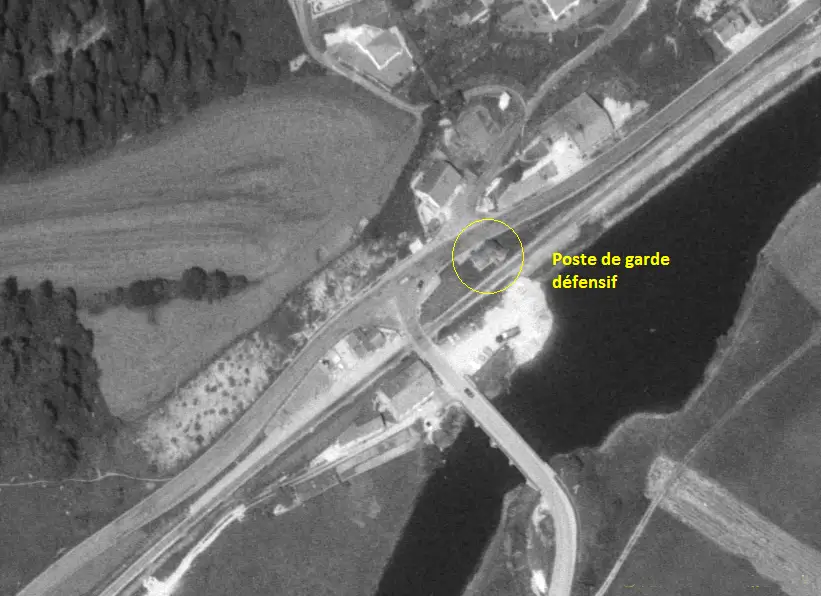 Ligne Maginot - PONT DE LA ROCHE - (Blockhaus pour arme infanterie) - Le poste de garde défensif du pont est bien visible et reconnaissable à sa forme caractéristique.