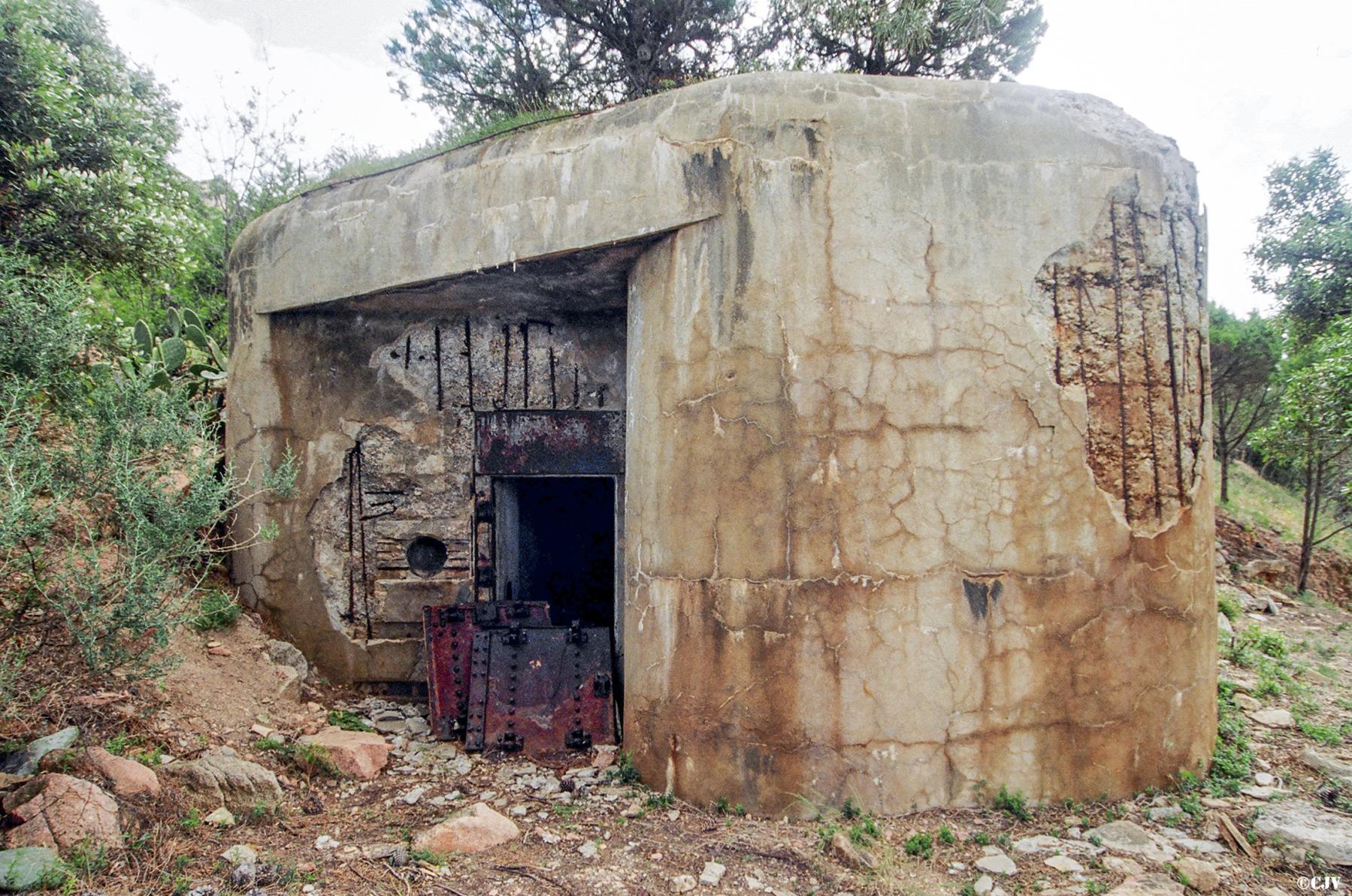 Ligne Maginot - SAINT CYPRIEN - (Casemate d'artillerie) - L'entrée de la casemate
