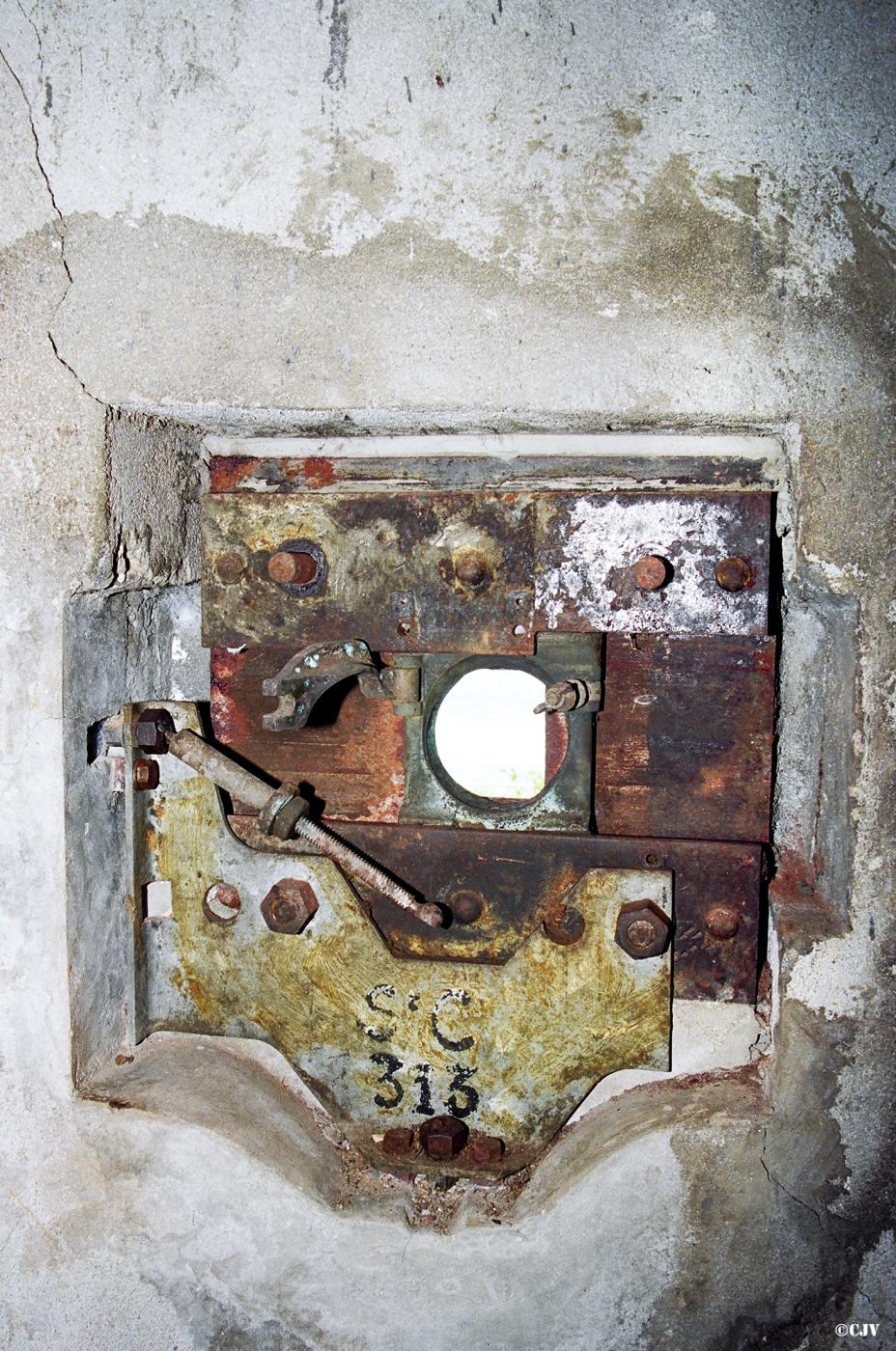 Ligne Maginot - SAINT CYPRIEN - (Casemate d'artillerie) - Créneau