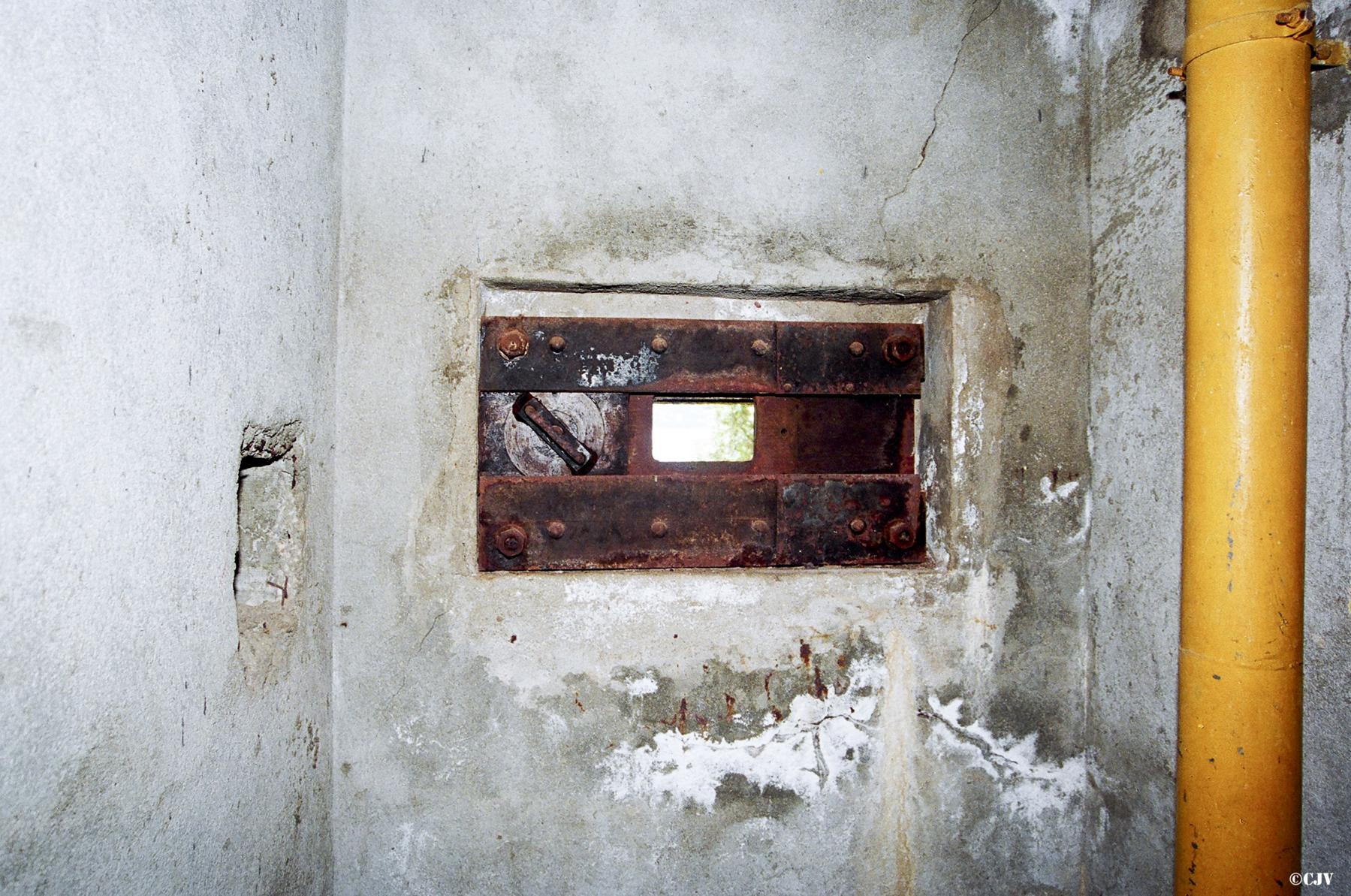 Ligne Maginot - SAINT CYPRIEN - (Casemate d'artillerie) - Créneau d'observation
