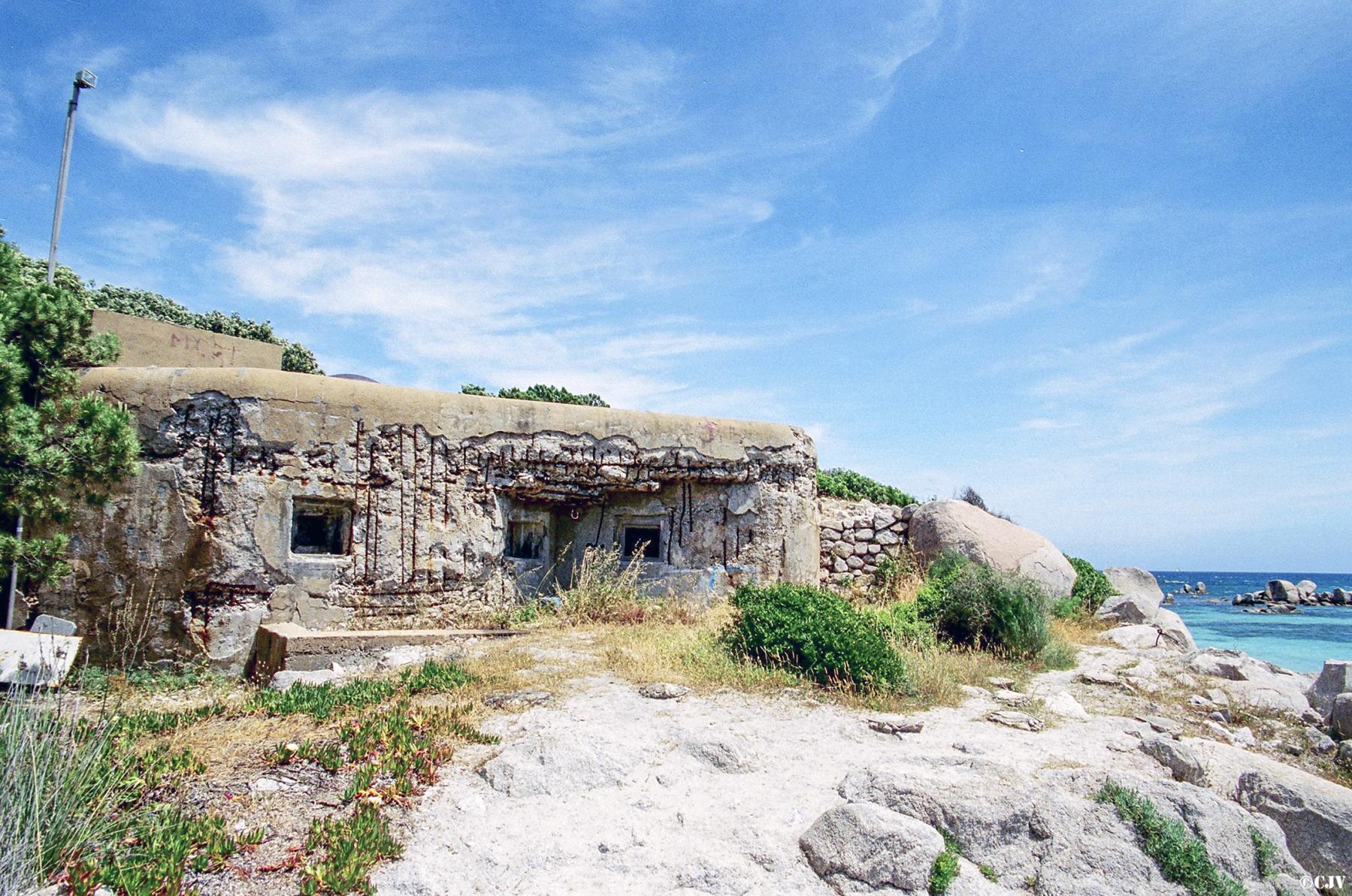 Ligne Maginot - SANTA GIULIA - (Casemate d'infanterie - Simple) - La façade est très endommagée