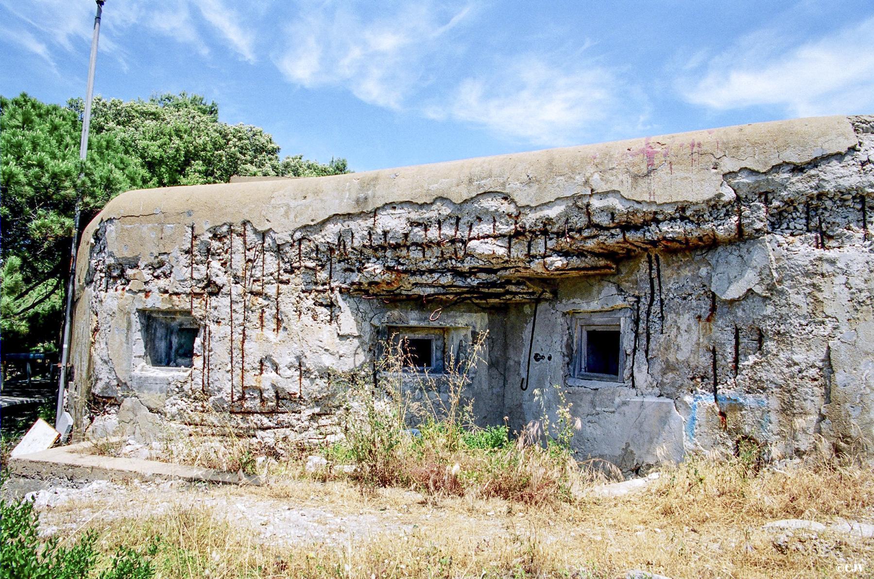 Ligne Maginot - SANTA GIULIA - (Casemate d'infanterie - Simple) - Deux créneaux pour JM et un créneau pour FM