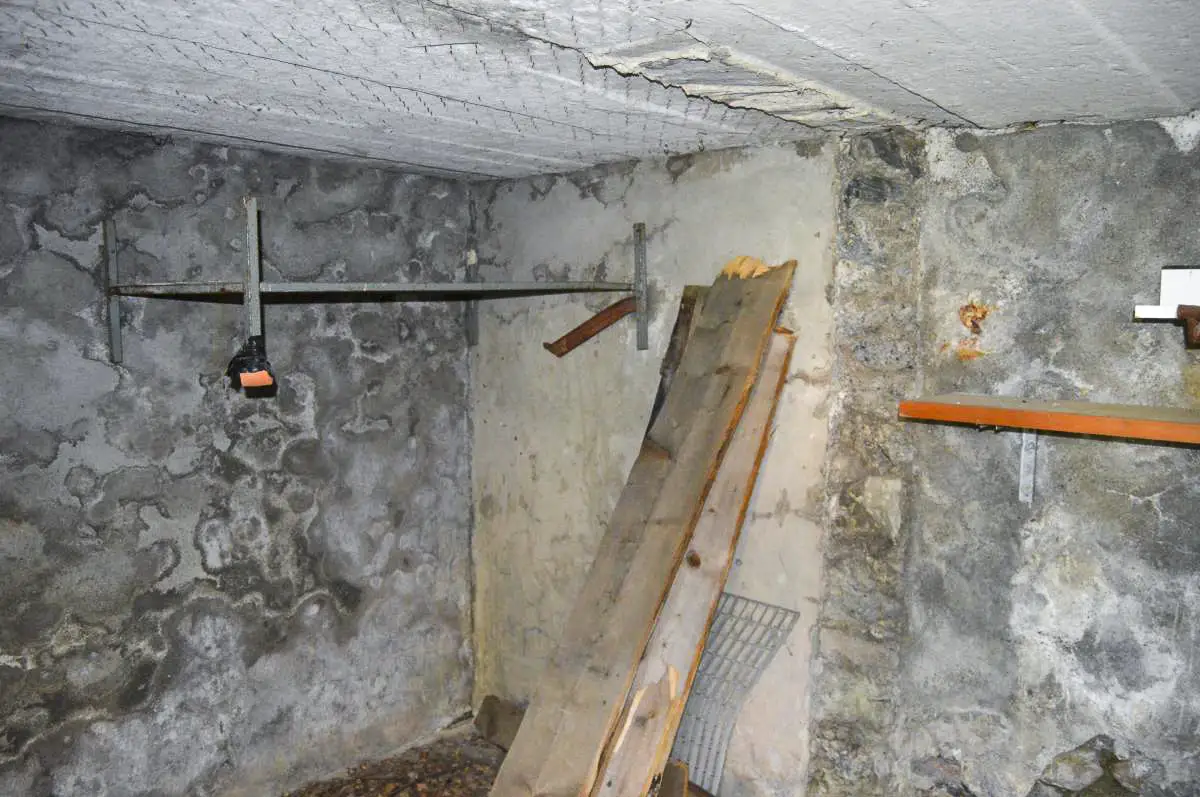 Ligne Maginot - COURBATON - Batterie N° 3 - Poste de commandement et téléphone à la pièce n°4