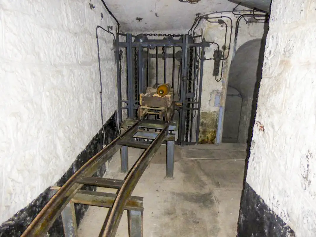 Ligne Maginot - BARBONNET - FORT SUCHET - (Ouvrage d'artillerie) - Tourelle nord JEANNE D'ARC
Entrée des obus