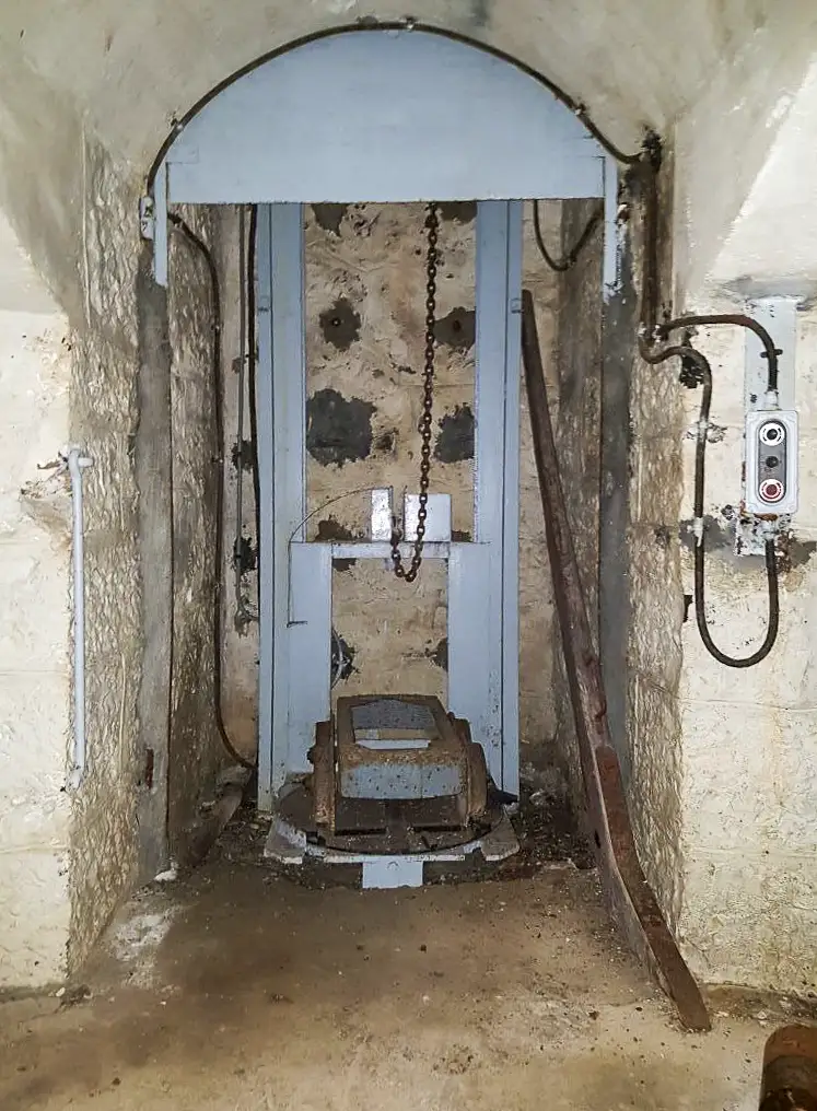 Ligne Maginot - BARBONNET - FORT SUCHET - (Ouvrage d'artillerie) - Tourelle nord JEANNE D'ARC
Monte-charge