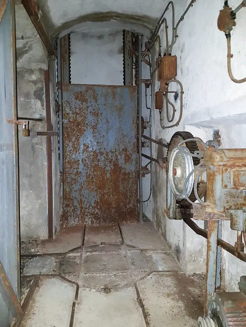 Ligne Maginot - BARBONNET - FORT SUCHET - (Ouvrage d'artillerie) - Tourelle nord JEANNE D'ARC
Monte-charge