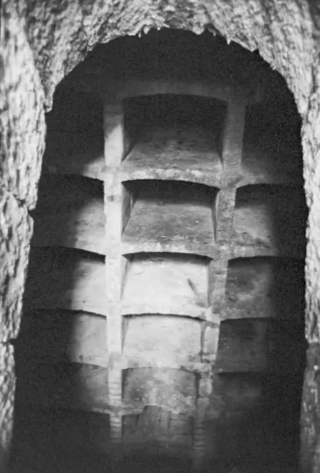 Ligne Maginot - BARBONNET - FORT SUCHET - (Ouvrage d'artillerie) - Columbarium prévu pour inhumer les morts aménagé dans la contrescarpe du fossé, entre l'entrée et la caponnière sud.