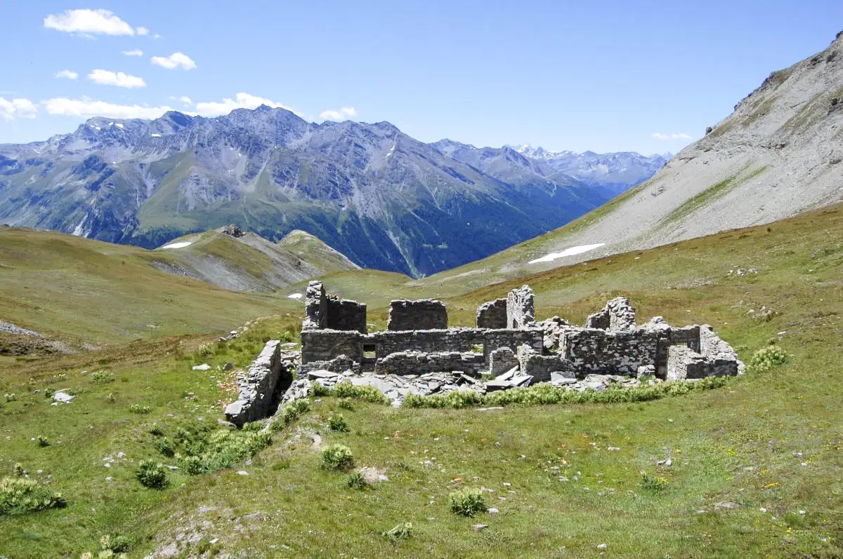 Ligne Maginot - SOLLIERES (BARAQUEMENTS DE) - (Casernement) - Vallée entre le Col du Petit Mont Cenis (à gauche) et Bramans (à droite)