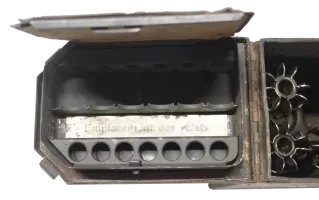 Ligne Maginot - Munition pour mortier de 60 mm FA mle 1935 (60 FA 35) - Exemple d’agencement du couvercle intérieur d’une caisse tactique