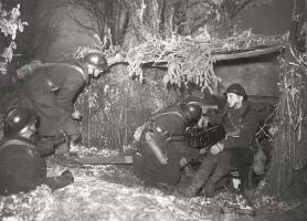 Ligne Maginot - Canon antichar de 25 mm Semi Automatique - L modéle 1934 (25 SA 34) - Une pièce de 25 mm SA antichar en position derrière un bouclier 