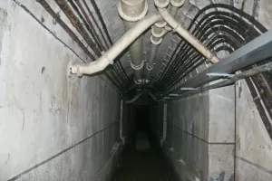 Ligne Maginot - MOLVANGE - A9 - (Ouvrage d'artillerie) - Bloc 2
Galerie
Le câblage moderne sur la droite a été mis en place dans les années 80 lors de la mise en place de l'antenne au-dessus du bloc 7