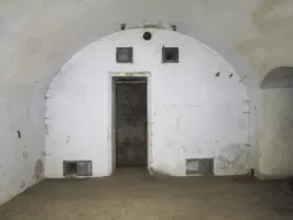 Ligne Maginot - I11 - (Abri) - Les murs des salles sont recouverts par un crépis qui à été en partie mise en peinture