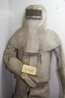 Ligne Maginot - FERMONT - A2 - (Ouvrage d'artillerie) - Tenue de sapeur-pompier exposée dans le M1
Provenance : ouvrage de Latiremont
