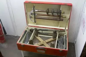 Ligne Maginot - FERMONT - A2 - (Ouvrage d'artillerie) - Nécessaire de dégagement des électrocutés exposé dans le M1