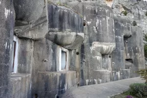 Ligne Maginot - SAINTE AGNES (SAG) - EO9 - (Ouvrage d'artillerie) - Bloc 2
De gauche à droite : les deux créneaux de 135, l'un des deux créneaux pour 75 et le créneau FM. 