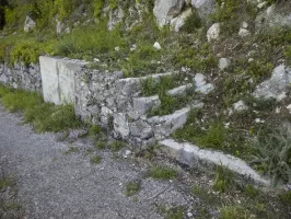 Ligne Maginot - BARBONNET - (Barrage de Route) - Le barrage se situait au niveau de l'escalier.
Marquage en bas du deuxième escalier.