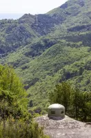 Ligne Maginot - BARBONNET (BT) - (Ouvrage d'artillerie) - Bloc 2
Cloche GFM. On aperçoit les blocs de l'ouvrage de Castillon sur la crête à l'horizon