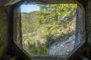 Ligne Maginot - BARBONNET (BT) - (Ouvrage d'artillerie) - Bloc 2
Vue à travers le créneau FM couvrant notamment la route du col Saint Jean visible en contrebas. 