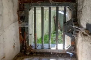 Ligne Maginot - GORDOLON (GN) - (Ouvrage d'artillerie) - Bloc 2
Grille de l'issue de secours donnant sur le fossé diamant 