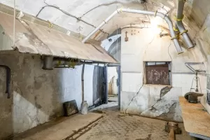 Ligne Maginot - GORDOLON (GN) - (Ouvrage d'artillerie) - Cuisine de l'ouvrage
Noter les importantes fissures dans le mur