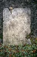 Ligne Maginot - SAINT ROCH - (Casernement) - La dalle représentant le Chasseur Alpin: elle devait se trouver ailleurs et ce sont sans doute les allemands qui l'auront placée à l'entrée, car il faut alors marcher dessus pour rentrer dans l'abri.
