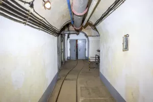 Ligne Maginot - AGAISEN (AN) - E03 - (Ouvrage d'artillerie) - Galerie vue vers l'entrée de l'ouvrage.
A gauche la salle des filtres, à droite les cuisines.