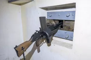 Ligne Maginot - AGAISEN (AN) - E03 - (Ouvrage d'artillerie) - FM en position dans l'un des créneaux du blockhaus de défense intérieure