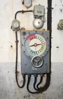 Ligne Maginot - Transmetteur d'ordres Carpentier - Le transmetteur d'ordres (récepteur) avec sa sonnerie et l'interrupteur permettant de couper cette dernière