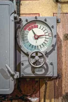 Ligne Maginot - Transmetteur d'ordres CARPENTIER - Transmetteur d'ordres Carpentier. Noter que le boitier à gauche est un bloc alimentation pour transmetteur Saint-Chamond-Granat.