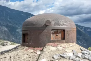 Ligne Maginot - RIMPLAS (RS) - (Ouvrage d'artillerie) - Bloc 3
Gros plan de la cloche GFM. Noter les créneaux décalés.