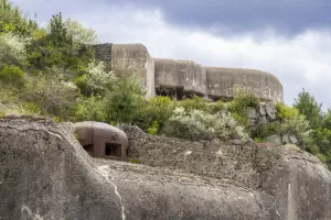 Ligne Maginot - RIMPLAS (RS) - (Ouvrage d'artillerie) - Bloc 4
Cloche JM dominée par la grosse masse du bloc 1