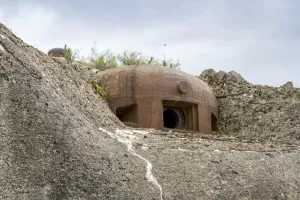 Ligne Maginot - RIMPLAS (RS) - (Ouvrage d'artillerie) - Bloc 4
Cloche JM.
On aperçoit à l'arrière-plan  la cloche GFM du bloc 3